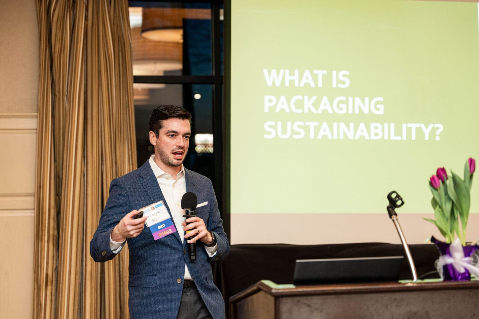 man showing the people how to sustainably pack